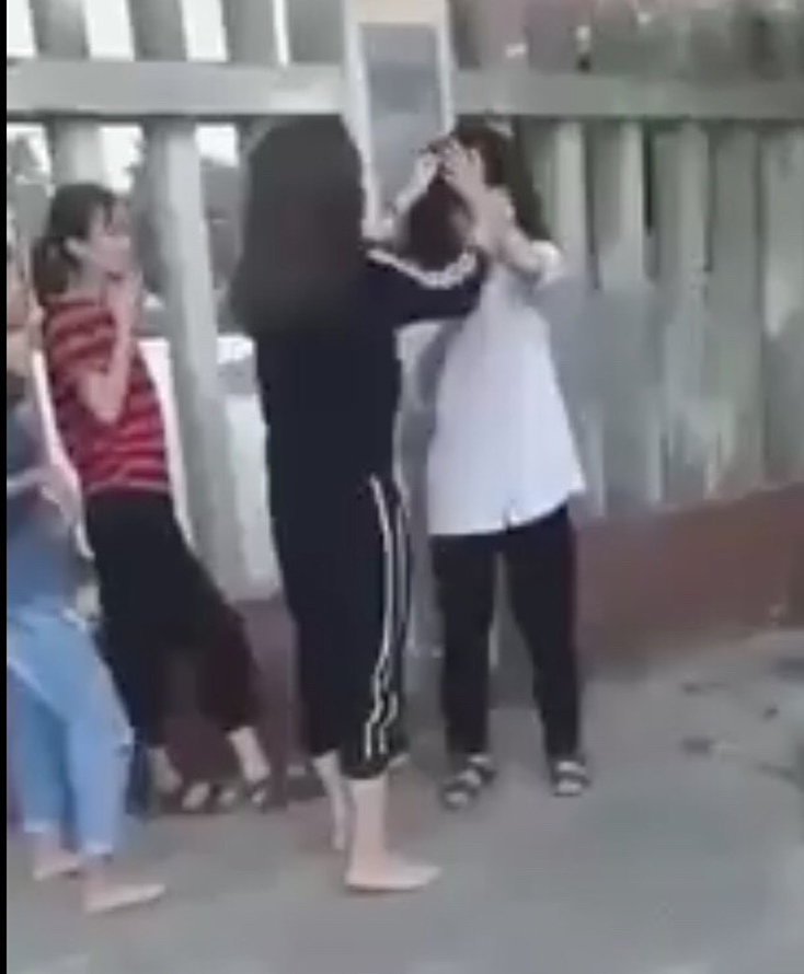 Hình ảnh nữ sinh bị hành hung được cắt từ clip.