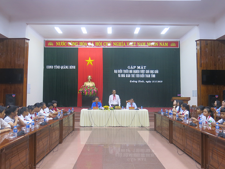 Đồng chí Trần Công Thuật, Phó Bí thư Tỉnh uỷ, Chủ tịch UBND tỉnh, Trưởng Đoàn đại biểu Quốc hội tỉnh phát biểu buổi gặp mặt