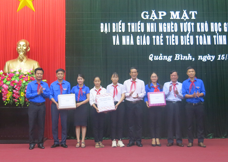 Các đồng chí lãnh đạo tỉnh tặng quà cho đại biểu tham dự Liên hoan Thiếu nhi nghèo vượt khó học giỏi và tuyên dương nhà giáo trẻ tiêu biểu