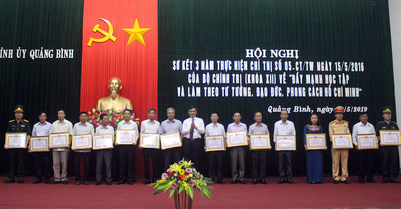 Đồng chí Phó Bí thư Thường trực Tỉnh uỷ Trần Thắng trao Bằng khen của Ban Thường vụ Tỉnh uỷ cho các tập thể