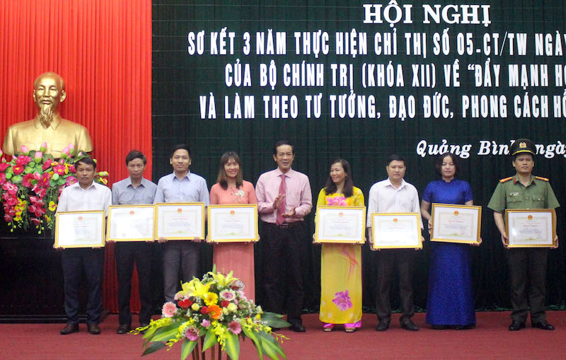 Đồng chí Chủ tịch UBND tỉnh Trần Công Thuật trao Bằng khen của UBND tỉnh cho các cá nhân