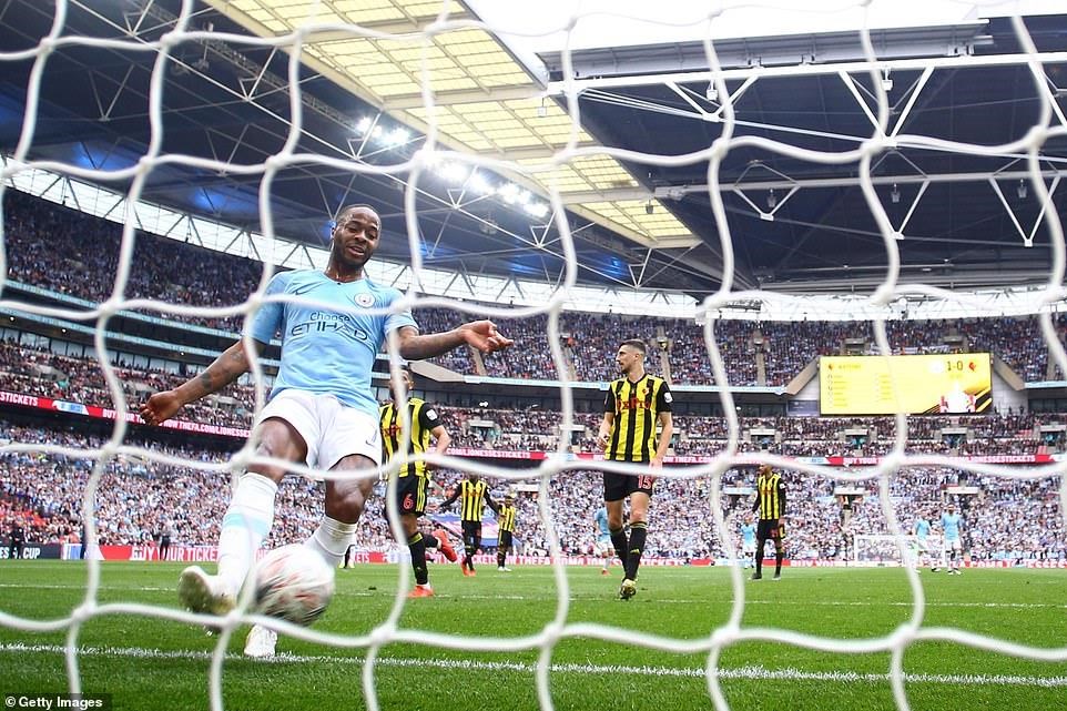   Sterling lập hat-trick ở trận thắng Watford.