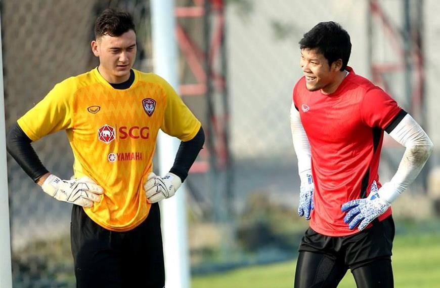  Văn Lâm và Kawin trong buổi tập tại Muangthong United. (Nguồn: Muangthong United)