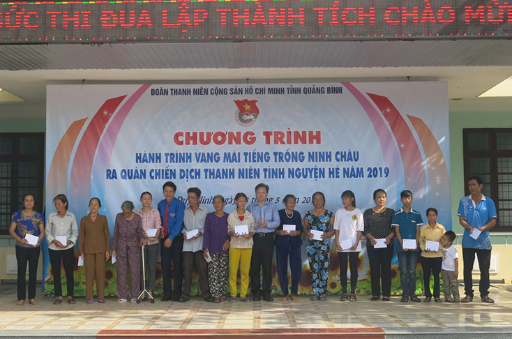 Ban tổ chức cùng các đại biểu đã tặng quà 12 gia đình có hoàn cảnh đặc biệt khó khăn.