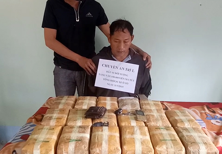 Đối tượng cùng tang vật vụ án.