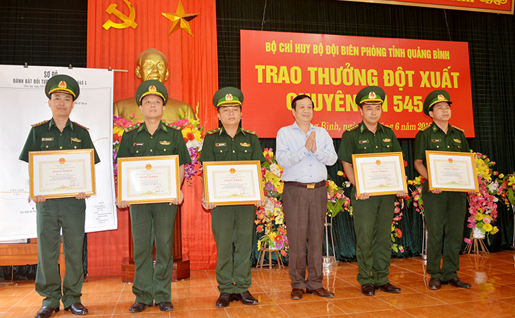 Đồng chí Nguyễn Xuân Quang, Ủy viên Thường vụ, Phó Chủ tịch thường trực UBND tỉnh trao thưởng 30 triệu đồng và Bằng khen UBND tỉnh cho 01 tập thể và 06 cá nhân có thành tích xuất sắc trong thực hiện thành công Chuyên án 545L.