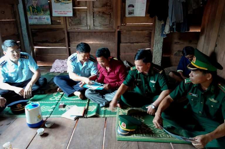 Cán bộ Đội Kiểm soát Hải quan, Chi cục Hải quan Cửa khẩu Cà Roòng và Đồn Biên phòng Cửa khẩu Cà Roòng tuyên truyền phòng, chống ma túy cho bà con dân bản xã Thượng Trạch.