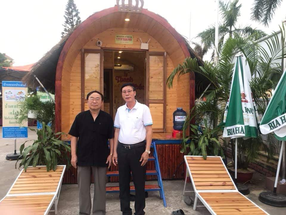 Ông Đặng Thanh Dệ (phải) cùng bạn thân của mình bên công trình nhà đa năng PT 19.