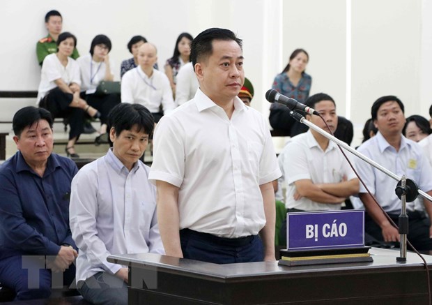Bị cáo Phan Văn Anh Vũ khai báo trước tòa. (Ảnh: Văn Điệp/TTXVN)