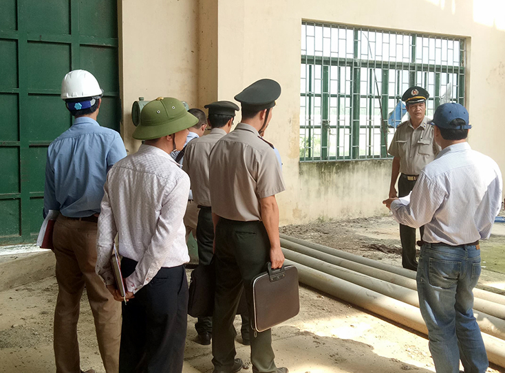 Chi cục THADS huyện Quảng Trạch kê biên tài sản của Công ty TNHH Anh Trang.