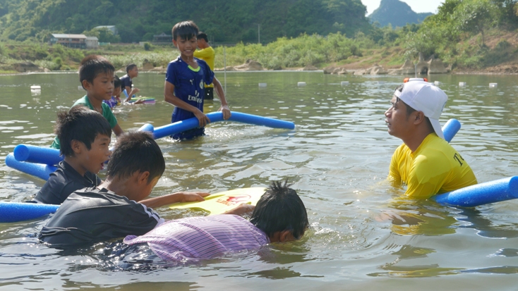 Các em sẽ được trang bị các kỹ năng bơi và phòng tránh đuối nước.