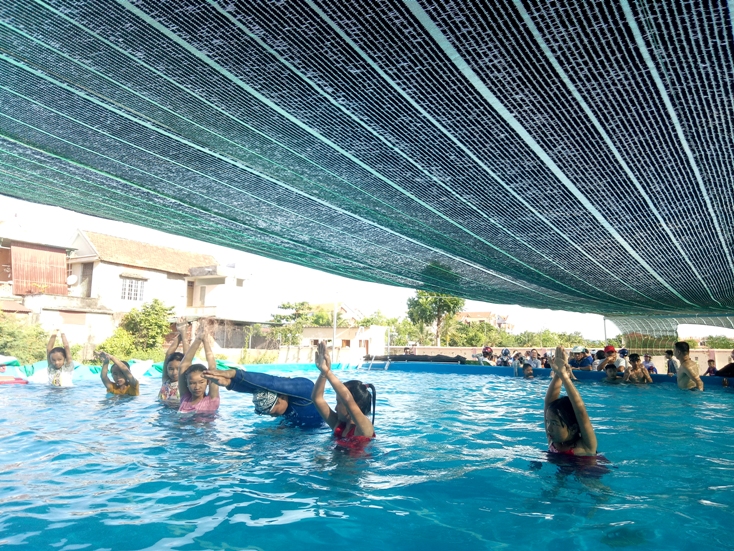 Học viên được hướng dẫn những kỹ năng cơ bản về bơi lội.