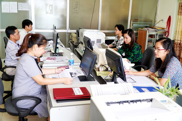 Cán bộ, NV phòng TKXB Báo Quảng Bình ứng dụng KH-CNTT vào quy trình làm báo hiện đại. Ảnh Tiến Hành
