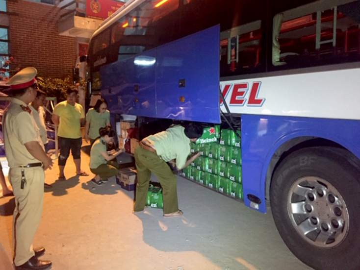 Lực lượng chức năng phát hiện thu giữ hàng hóa không có hóa đơn chứng từ hợp pháp.