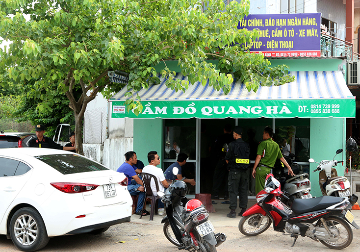 Lực lượng Công an Quảng Bình tiến hành khám xét các tiệm cầm đồ trên địa bàn.