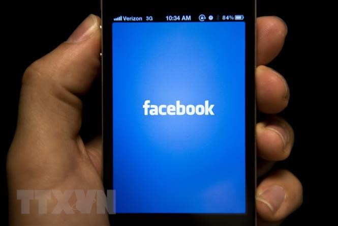   Biểu tượng của Facebook trên màn hình điện thoại. (Nguồn: AFP/TTXVN)