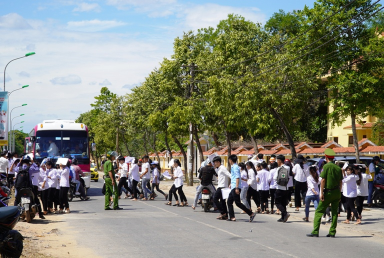 Lực lượng công an bảo đảm an ninh trật tự tại Hội đồng coi thi Trường THPT Chuyên Võ Nguyên Giáp
