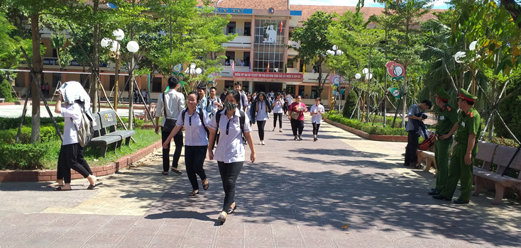 Các thí sinh tại điểm thi THPT Đào Duy Từ hoàn thành ngày thi đầu tiên với tâm trạng khá thoải mái