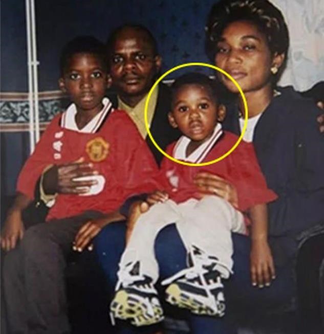  Aaron Wan-Bissaka (phải) cùng anh trai Kevin mặc áo của Manchester United khi còn nhỏ. (Ảnh: Facebook)