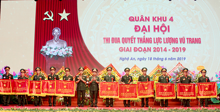 Bộ chỉ huy Quân sự tỉnh nhận cờ thi đua xuất sắc.   