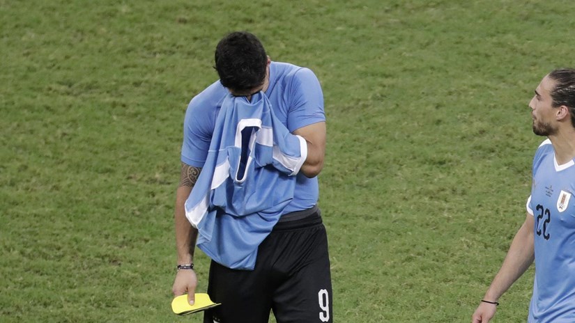  Suarez thành tội đồ khiến Uruguay dừng bước sớm. (Nguồn: Getty Images)