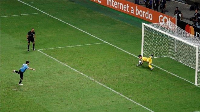 Suarez sút hỏng luân lưu ngay lượt đá đầu tiên.