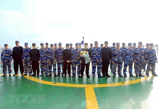 Canh sat bien duoc quyen hoat dong ngoai vung bien Viet Nam hinh anh 2Lực lượng Cảnh sát biển Việt Nam và Trung Quốc chụp ảnh chung trước chuyến kiểm tra liên hợp nghề cá năm 2019. (Ảnh: An Đăng/TTXVN)