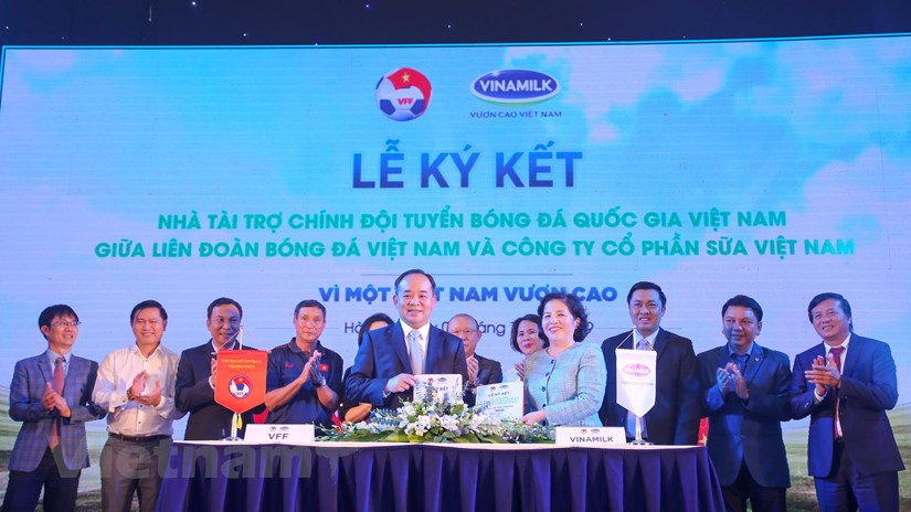   Lễ ký kết giữa Vinamilk và VFF. (Ảnh: Minh Sơn/Vietnam+)