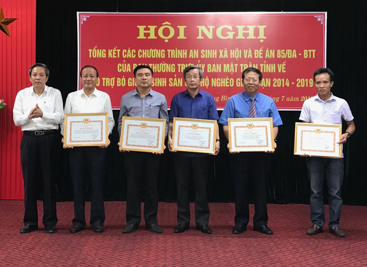 Đồng chí Bí thư Tỉnh ủy Hoàng Đăng Quang tặng bằng khen của Ban Thường vụ Tỉnh ủy cho các tập thể đạt thành tich xuất sắc trong thực hiện các chương trình an sinh xã hội và Đề án 85