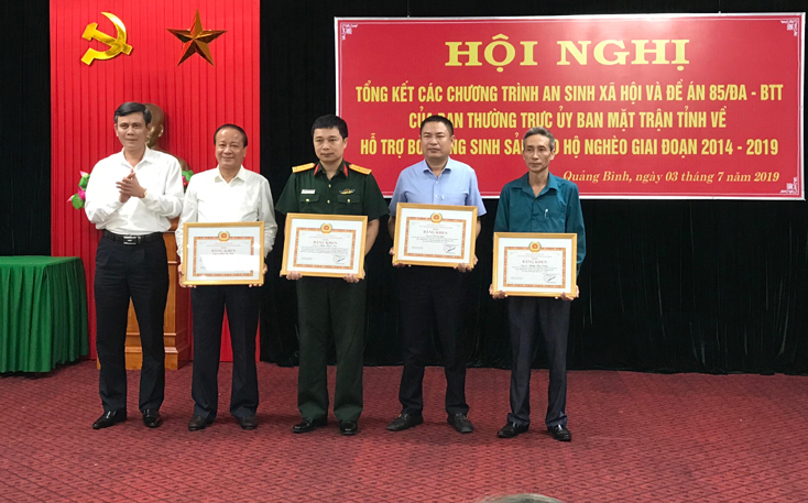 Đồng chí Phó Bí thư Thường trực Tỉnh ủy Trần Thắng tặng bằng khen cho các cá nhân 