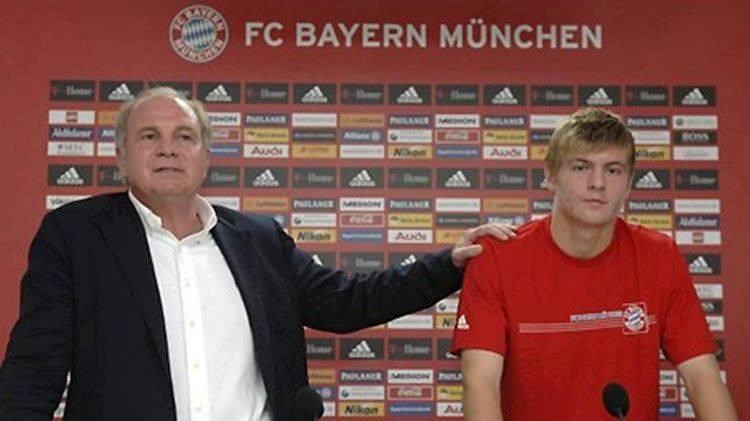   Toni Kroos và Uli Höneß hồi năm 2007. (Ảnh: Eurosport)