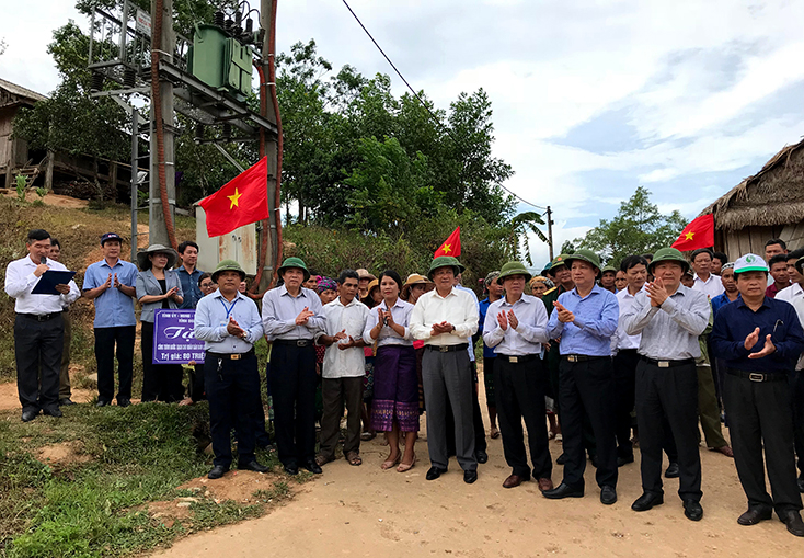 Chào mừng Đại hội MTTQVN tỉnh lần thứ XIII, các đồng chí lãnh đạo tỉnh trao tặng công trình nước sạch trị giá 80 triệu đồng cho bản La Trọng 2, xã Trọng Hóa, huyện Minh Hóa.