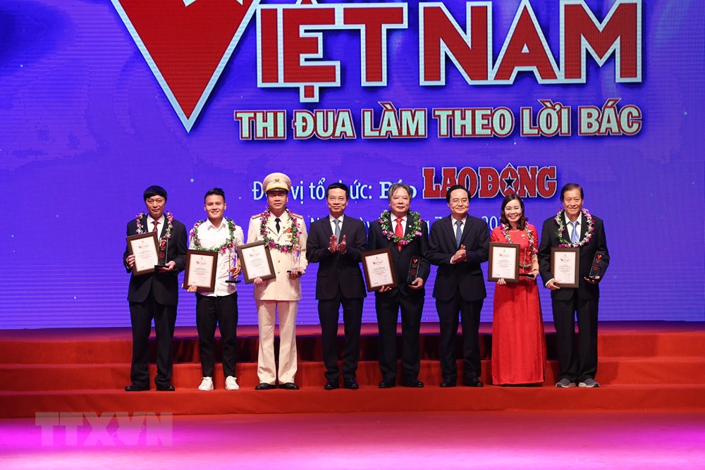   Giáo sư Trần Bình Giang - Giám đốc Bệnh viện Hữu nghị Việt Đức (thứ tư từ phải qua). (Ảnh: Dương Giang/TTXVN)