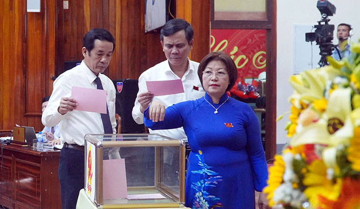 Các đại biểu bỏ phiếu bầu Phó Chủ tịch HĐND tỉnh.