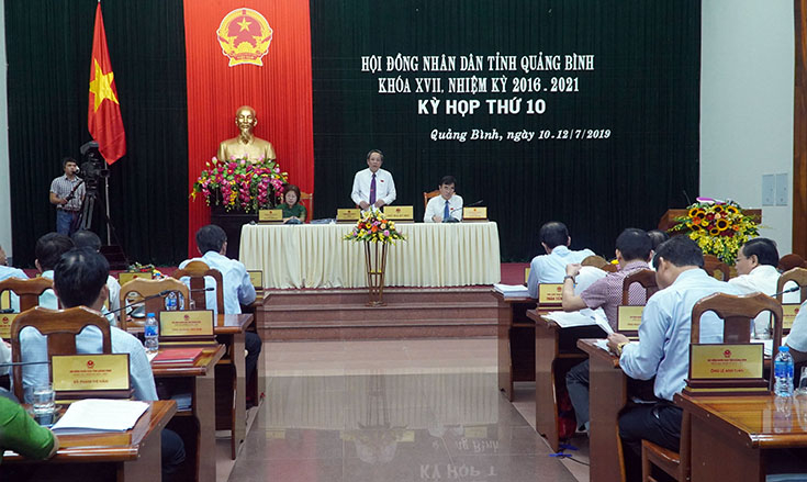Các đồng chí trong Thường trực HĐND tỉnh điều hành phiên họp