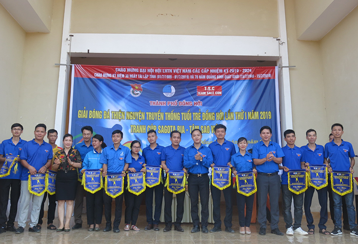 Ban tổ chức trao cờ lưu niệm cho các đội tham gia giải