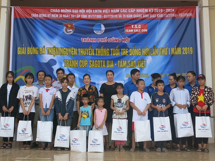 Trao quà cho các em học sinh có hoàn cảnh đặc biệt khó khăn