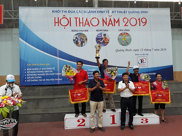 Ban tổ chức trao giải thưởng cho tập thể ddaotj giải cao tại hội thao