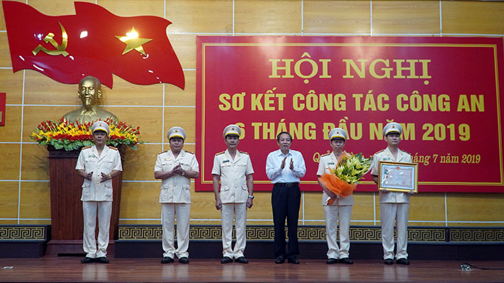 Đồng chí Bí thư Tỉnh uỷ đã trao tặng Huân chương Bảo vệ Tổ quốc hạng nhì cho Công an thành phố Đồng Hới