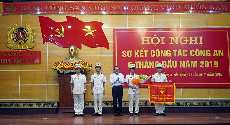 Đồng chí Bí thư Tỉnh uỷ trao tặng Cờ thi đua của Thủ tướng Chính phủ cho Phòng An ninh đối nội