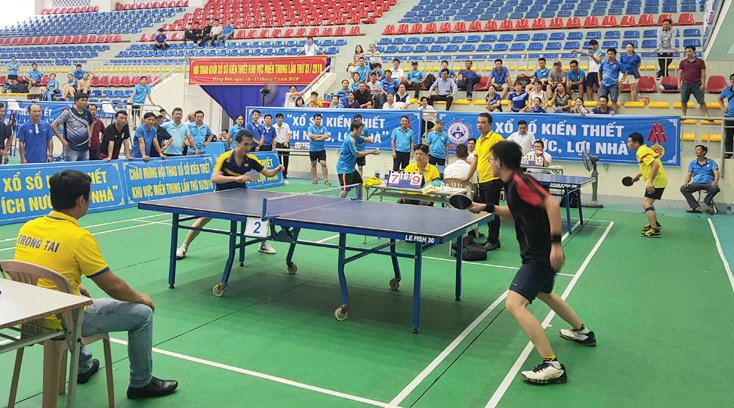 Các VĐV tham gia thi đấu môn bóng bàn tại hội thao.