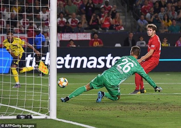 Pha đá phản lưới nhà của Louis Poznanski bên phia Bayern.