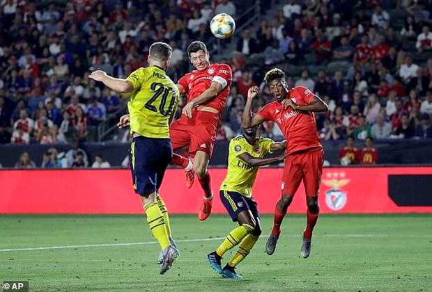  Lewandowski ghi bàn gỡ hòa 1-1 cho Bayern.