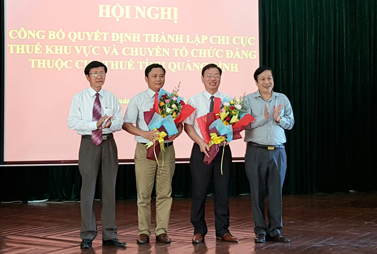 Đồng chí Nguyễn Xuân Quang, Phó Chủ tịch Thường trực UBND tỉnh và lãnh đạo Đảng ủy Khối các cơ quan tỉnh trao các quyết định chuyển tổ chức đảng và đảng viên thuộc Cục Thuế tỉnh cho Đảng ủy Cục Thuế tỉnh. 