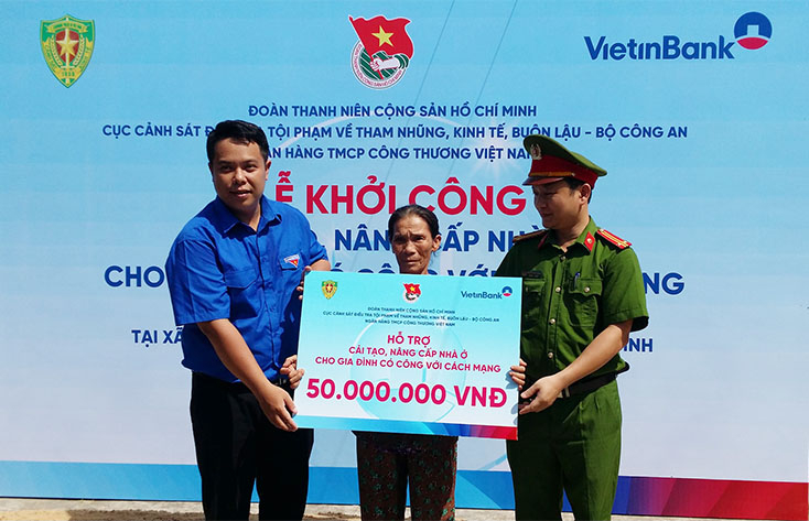  Đại diện Đoàn Thanh niên Cục Cảnh sát điều tra tội phạm về tham nhũng kinh tế, buôn lậu và Ngân hàng Vietinbank trao tiền hỗ trợ cải tạo nhà cho bà Từ Thị Lý