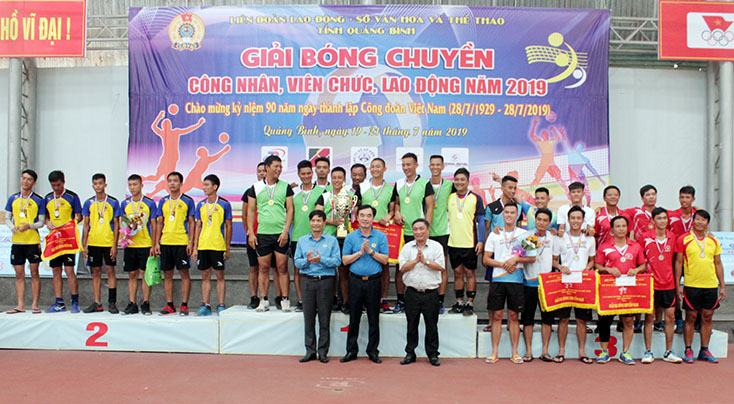 Ban tổ chức trao cup cho đội bóng chuyền nam sở NN&PTNT