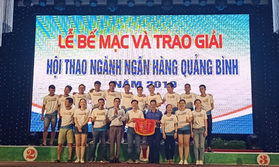 Đại diện lãnh đạo Khối thi đua ngân hàng trao giải nhất toàn đoàn cho đơn vị Sacombank