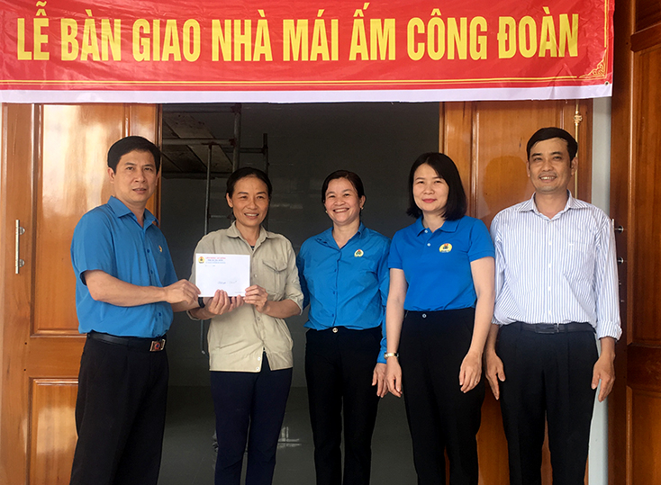 Lãnh đạo LĐLĐ TX. Ba Đồn trao nhà “Mái ấm Công đoàn” cho đoàn viên công đoàn.  