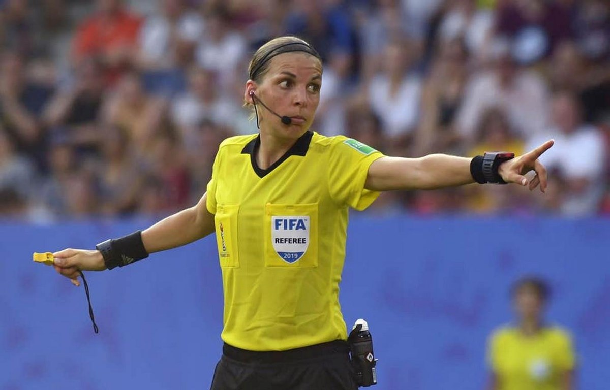 Nữ trọng tài Stephanie Frappart sẽ bắt chính trận Siêu cúp châu Âu. (Nguồn: AFP/Getty Images)