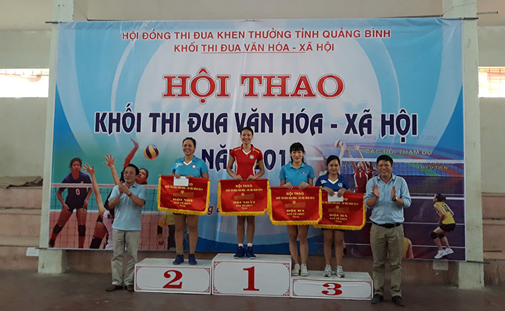 Ban tổ chức trao giải thưởng cho tập thể đoạt thành tích cao tại giải